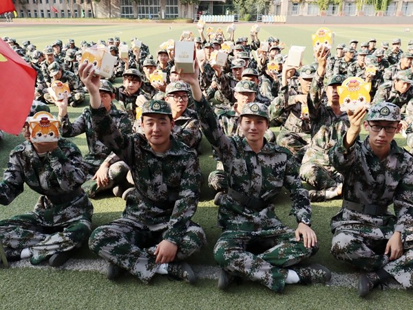 學(xué)校領(lǐng)導(dǎo)中秋節(jié)慰問(wèn)2024級(jí)軍訓(xùn)學(xué)生 